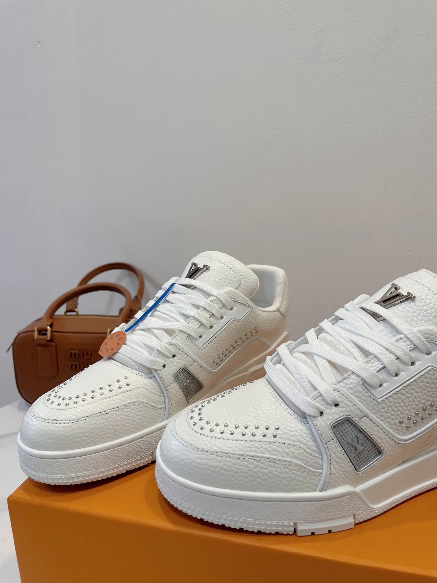 💕💕Factory direct selling price p740💕💕 LV Trainer Sneaker always gives you a sense of security, the real thing is better looking and more exquisite than the picture! 💕Dream love shoes beat ~ 99% dopamine, versatile, candy color is really sweet... full of vitality 🆙🆙 Luxurious quality, superimposed temperament attributes, exclusive fashion sense, easy to handle 🌷 ▪️ Made of large pebbled upper material, TPU gloss combination sole, bend-resistant plastic support piece, insole embedded with super soft latex material ▪️ Men's and women's sizes 35-45 Original box packaging accessories
